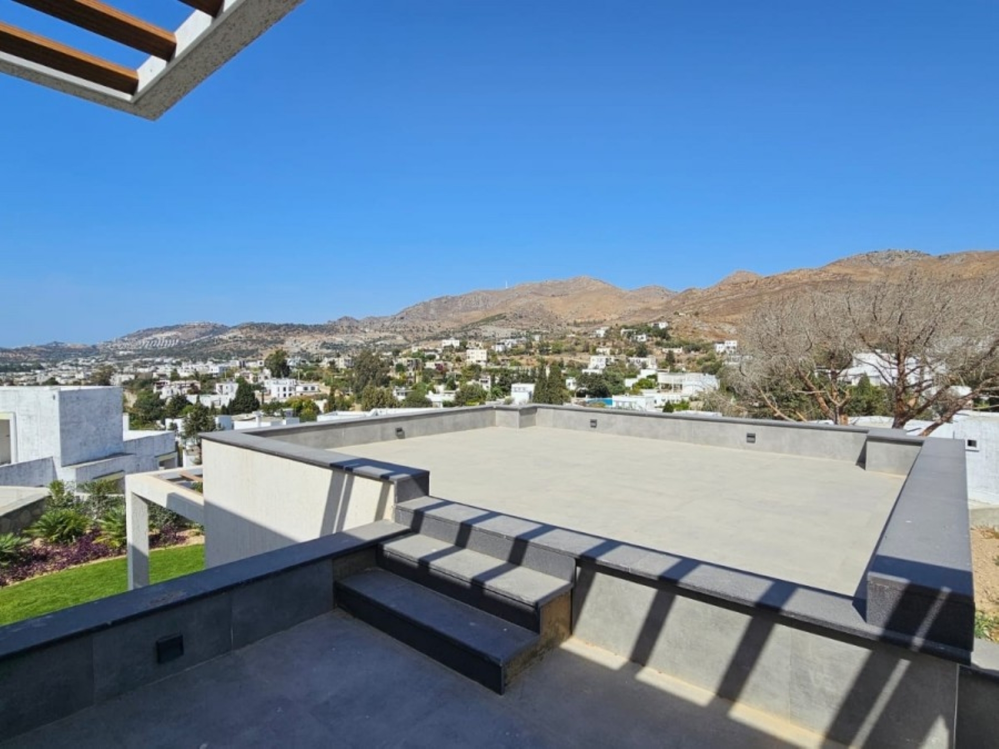 Geräumige 3+1 Villa mit atemberaubendem Meerblick und Bergblick, Gumusluk