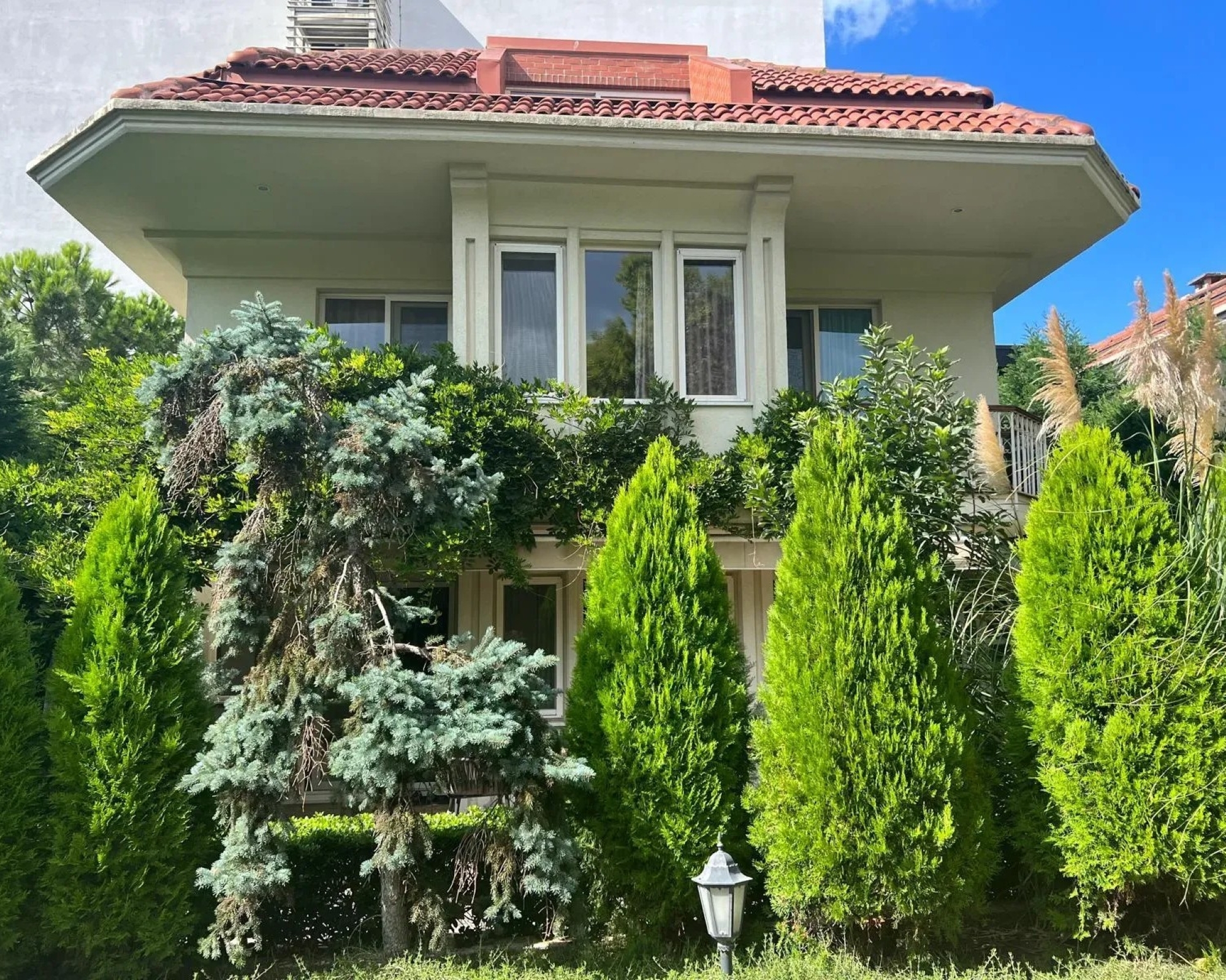 Spacious 6+1 Villa with Mountain View in Maltepe