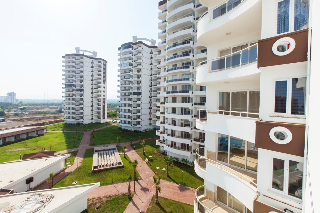 Luxury 1+1 Apartment with Castle and Mountain Views, Mersin