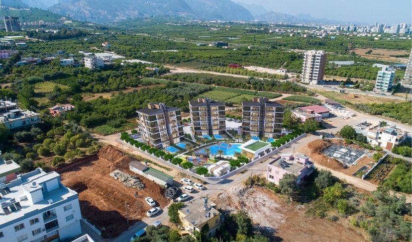 4+1 apartment with exit to the garden in a luxury complex in Mersin