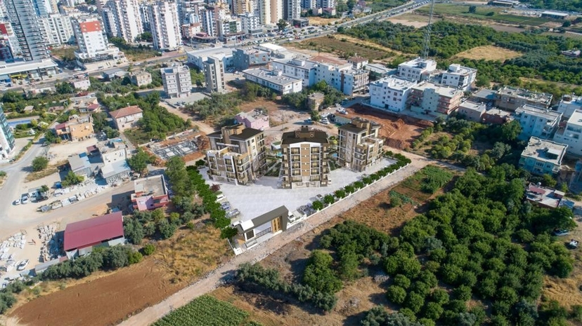 4+1 apartment with exit to the garden in a luxury complex in Mersin
