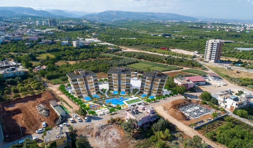 4+1 apartment with exit to the garden in a luxury complex in Mersin