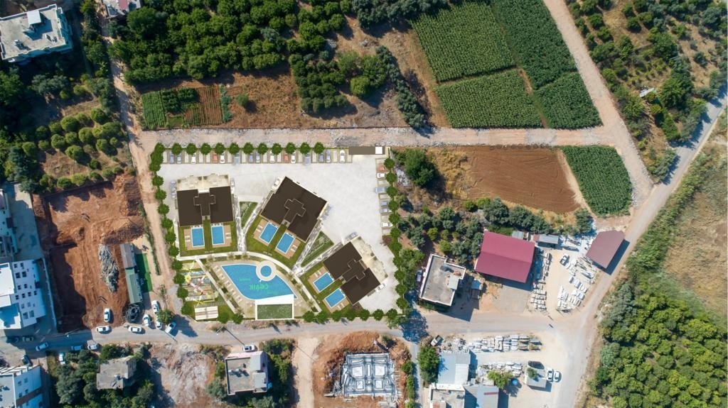 4+1 apartment with exit to the garden in a luxury complex in Mersin