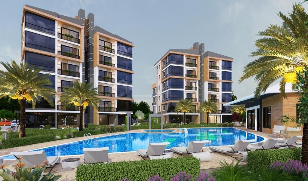 4+1 apartment with exit to the garden in a luxury complex in Mersin