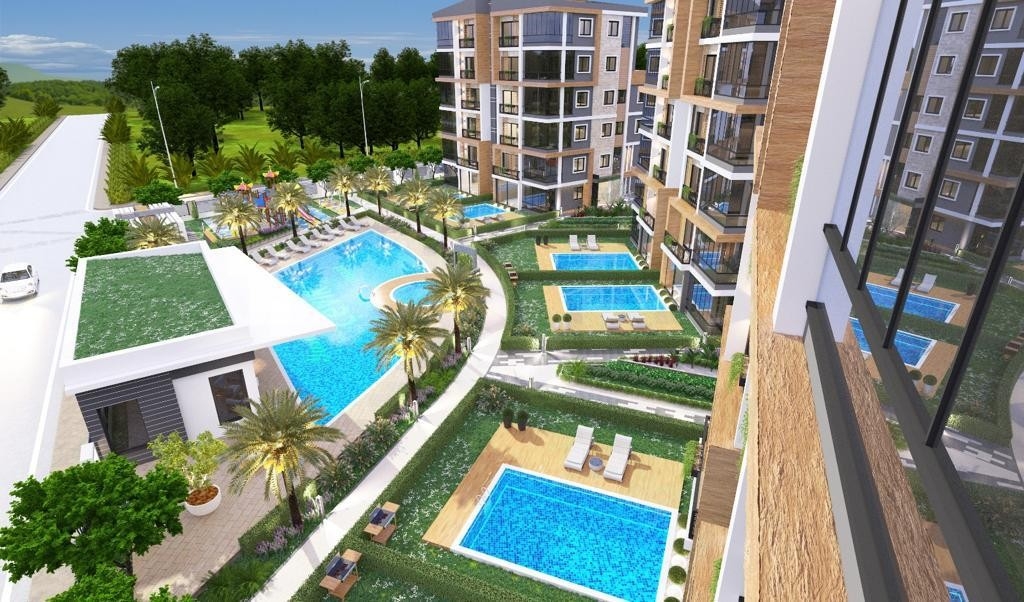 4+1 apartment with exit to the garden in a luxury complex in Mersin