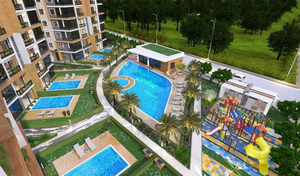 4+1 apartment with exit to the garden in a luxury complex in Mersin