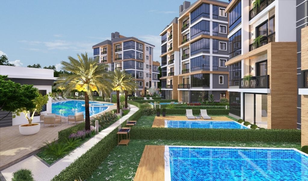 4+1 apartment with exit to the garden in a luxury complex in Mersin