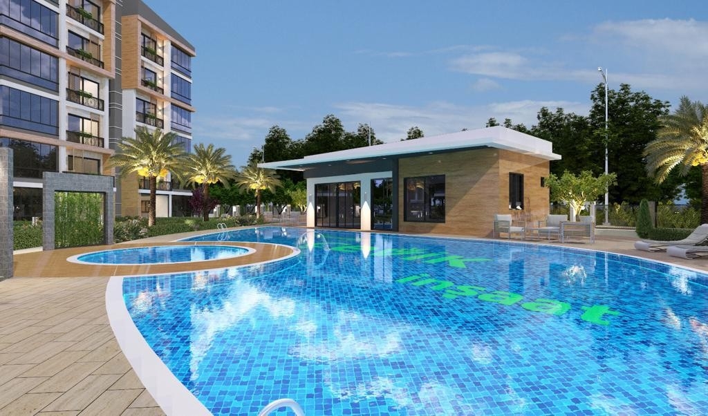 4+1 apartment with exit to the garden in a luxury complex in Mersin