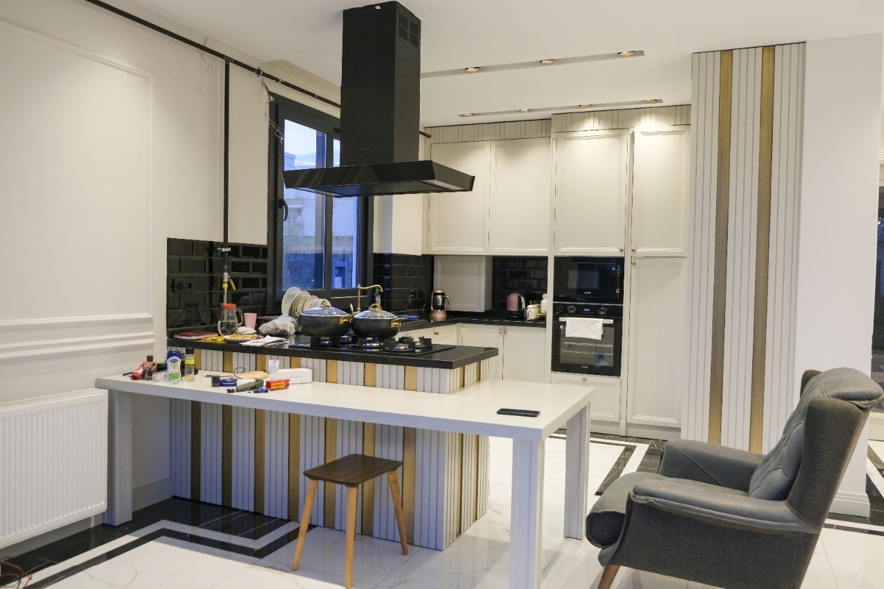 4+1 apartment with exit to the garden in a luxury complex in Mersin