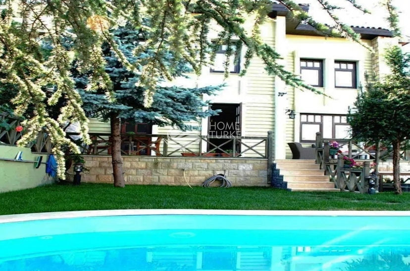 Luksus 5+2 Villa med Pool og Børnelegeplads i Bahcesehir